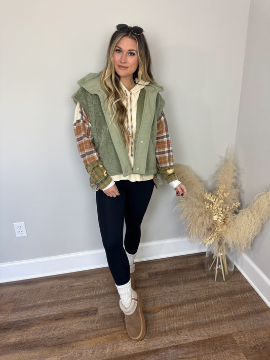 Coming Back Sherpa Vest | Olive