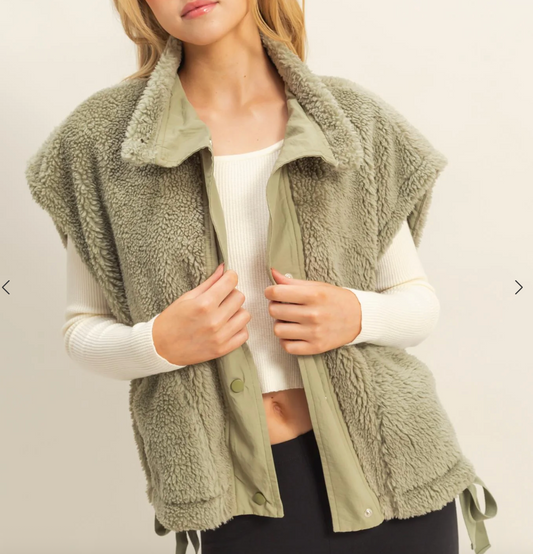 Coming Back Sherpa Vest | Olive